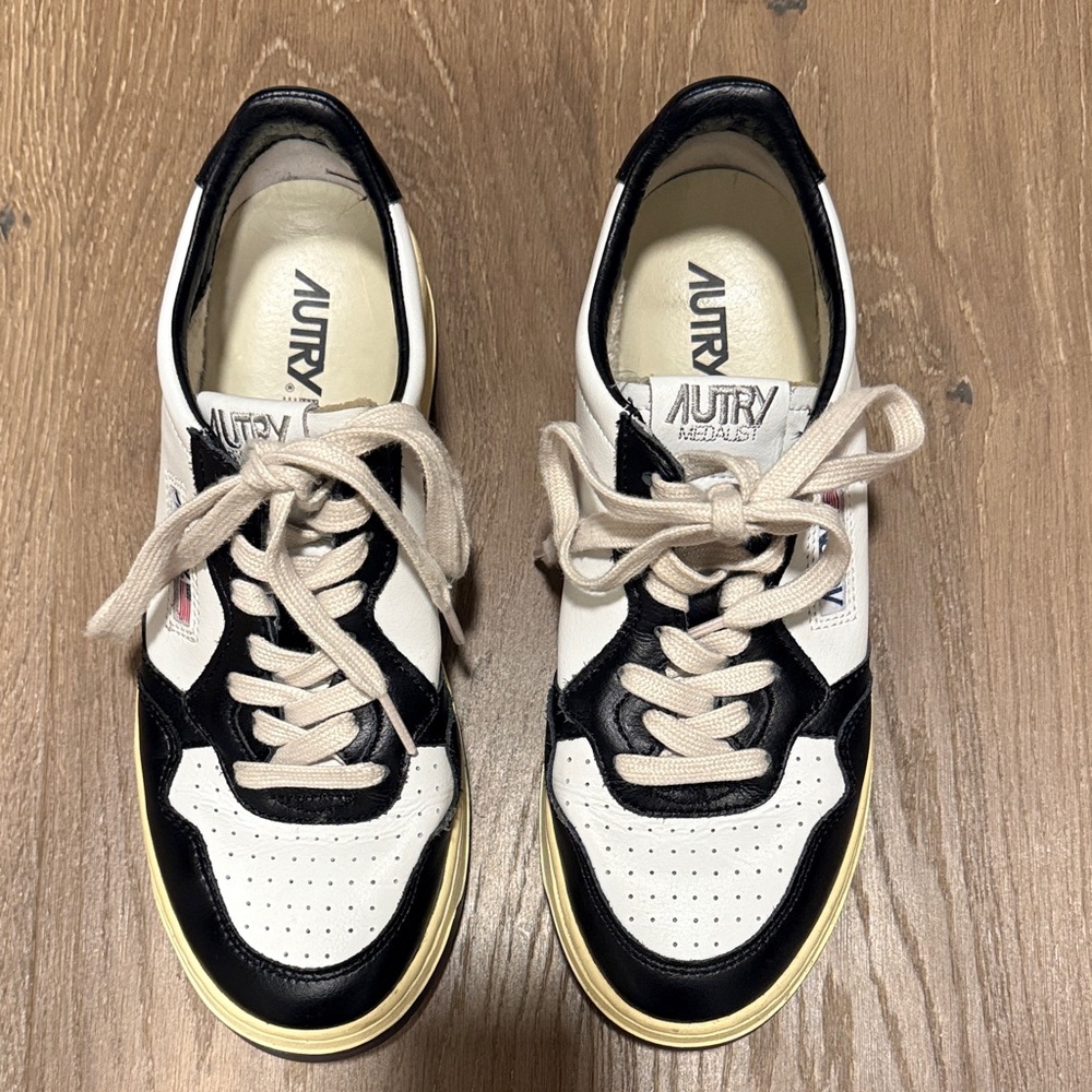 AUTRY Women's Medalist Shoes - Black and White